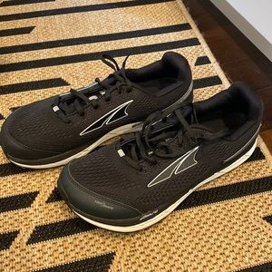 Altra 10.5 mens black sneakers